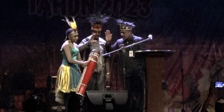 Sukses Terlaksana, Festival Seni Budaya Papua Barat Ke-VIII Resmi Ditutup Pj. Sekda Fonataba