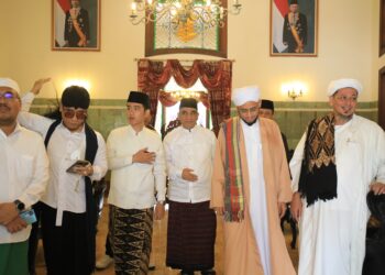 Gibran Hadir di Haul Habib Solo, Jemaah Antusias Menyapa sambil Berfoto