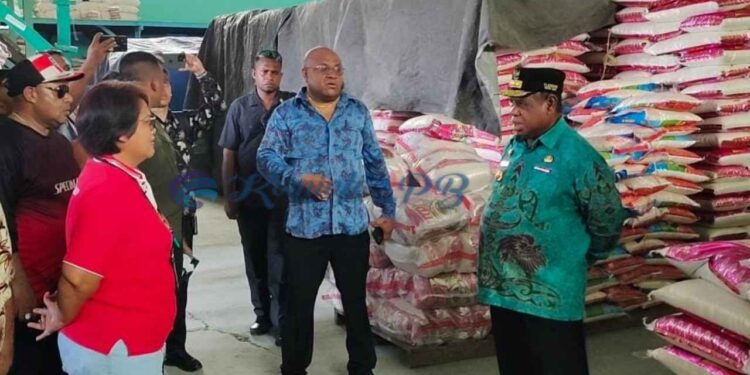 Pj. Gubernur Papua Barat Tinjau Pasar, Pantau Stok Pangan dan Kestabilan Harga