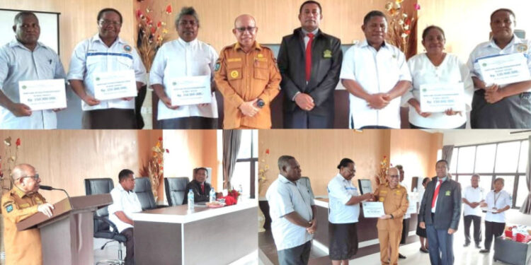 Penyerahan Bantuan Rumah Ibadah Sarana Prasarana dan Bantuan Buku Rohani Kementerian Agama Teluk Wondama Oleh Bupati Teluk Wondama