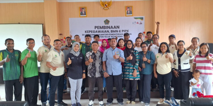 Akhiri Pembinaan Kepegawaian, Kakanmenag Teluk Wondama Harapkan Perubahan Positif