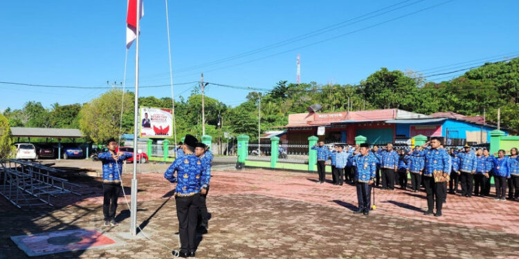 Upacara Bendera di Kemenag Papua Barat: Menghormati Jasa Pahlawan di Bawah Matahari Cerah