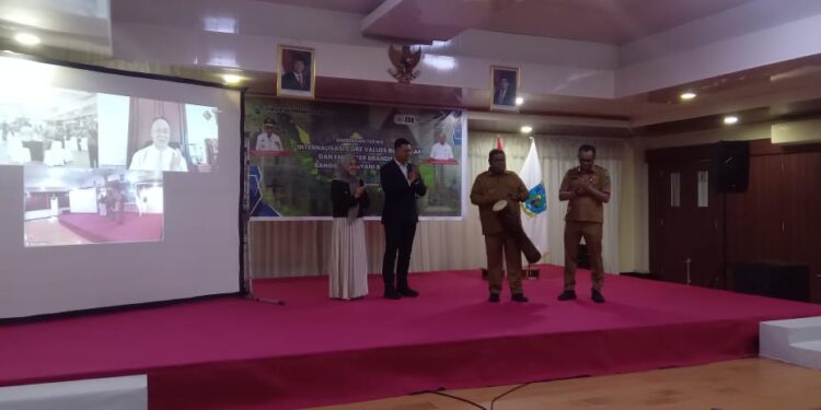 Resmi Membuka Bimtek ASN BerAkhlak di Manokwari, Pj. Gubernur Ajak ASN Tingkat Pelayanan Publik